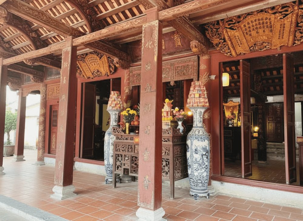 Thượng điện của chùa được xây dựng theo lối kiến trúc cổ, với 3 gian chính, hoàn toàn bằng gỗ lim.